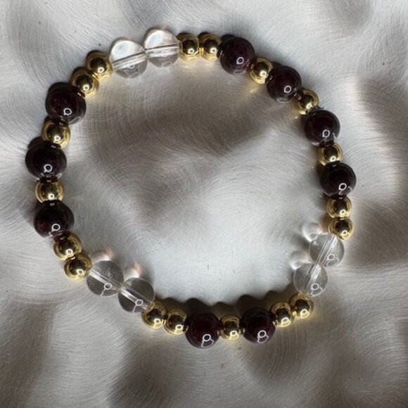 bracelet features a harmonious blend of red agate, clear quartz, and gold-tone - Picture 4 of 4
